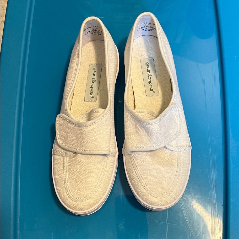 Grasshoppers Women's Classic White Flats/loafers size 5.5W